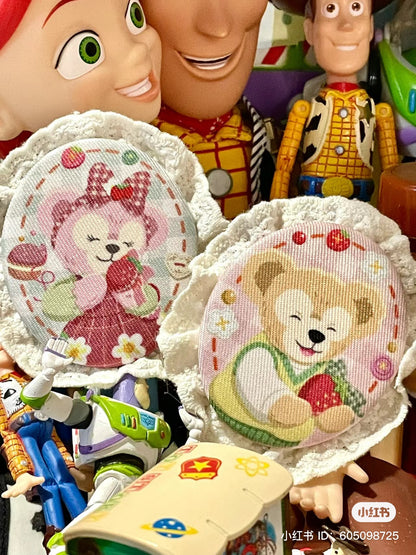 Disney迪士尼｜东迪草莓情人节限定布制蕾丝边徽章盲盒/胸针/也可当挂饰/共5种｜1枚入