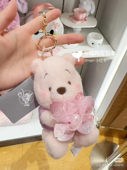 Disney迪士尼｜Cherry Blossom Sakura 2025Collection Mascot Keychain 东迪2025年限定樱花粉坐姿可爱角色毛绒玩偶钥匙扣挂件/包挂/樱花造型钥匙圈｜ 约高 12 x 宽 10 x 深 12.5 (cm)