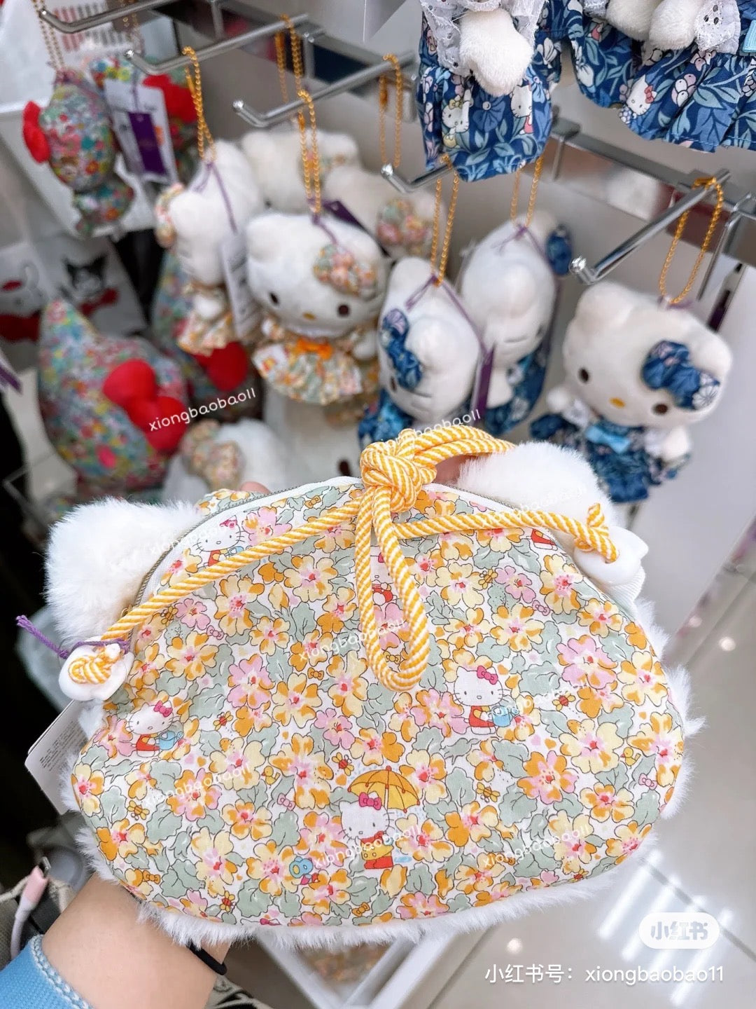 Hello kitty凯蒂猫｜小碎花系列裙裙大脸毛绒斜背包｜約幅20×奥行4×高さ16cm