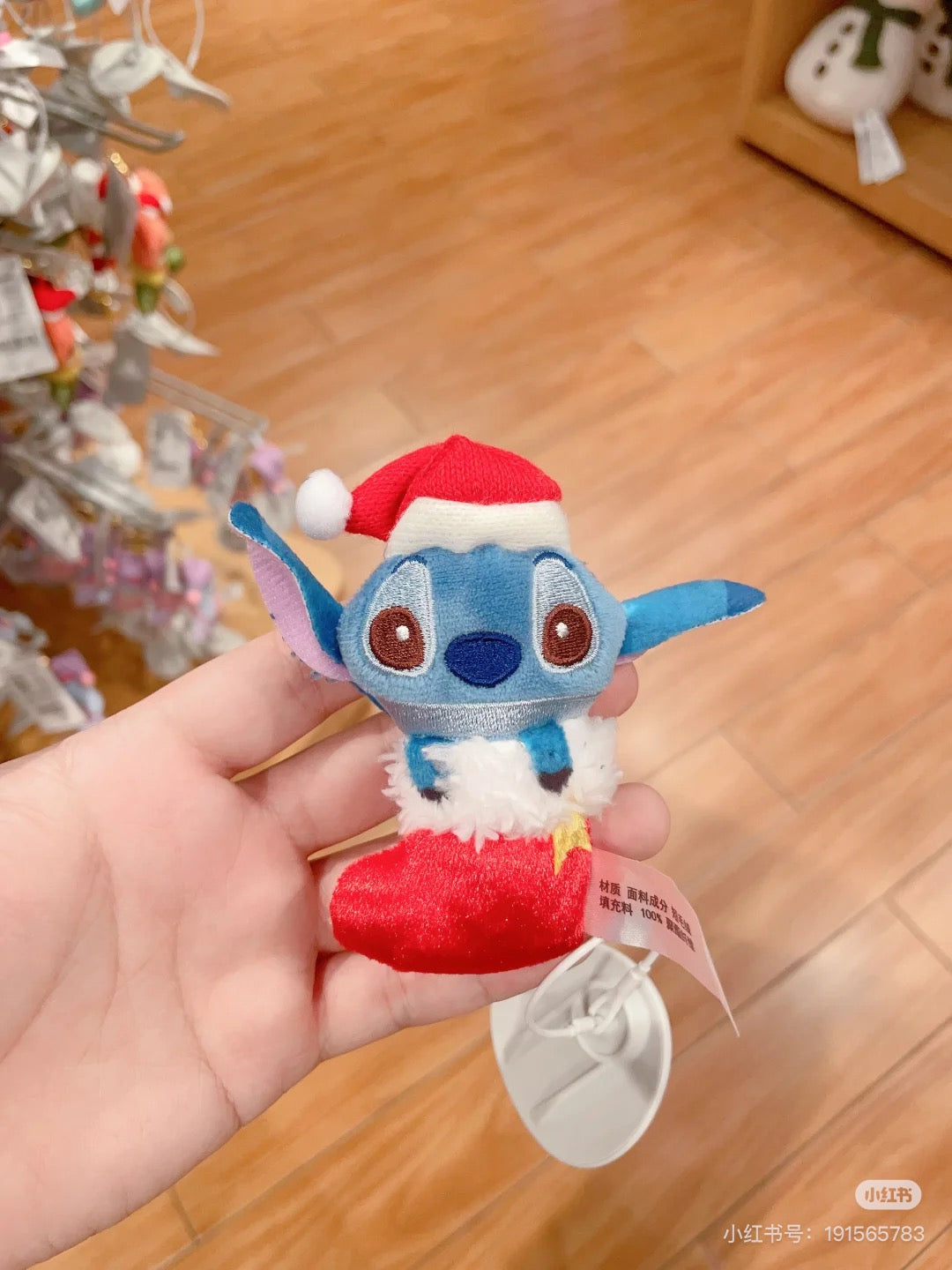 Disney迪士尼｜Winnie The Pooh Eeyore Stitch Scrump Judy Nick BayMax Christmas2024东迪冬日圣诞限定系列可爱角色袜子挂件/包挂/圣诞树装饰｜约3 x 15 x 6 cm