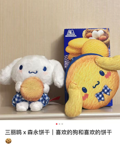 Sanrio三丽鸥｜Morinaga × Sanrio Collaboration Biscuit &amp; Mascot Holder森永联名饼干+毛绒玩偶挂件/包挂｜约 23.0 x 13.2 x 12.1cm【25.07】