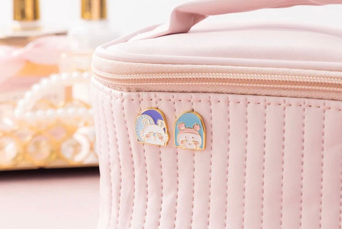 Chiikawa 吉伊卡哇｜可爱金边金属徽章｜约 H19 x W17 x D11mm