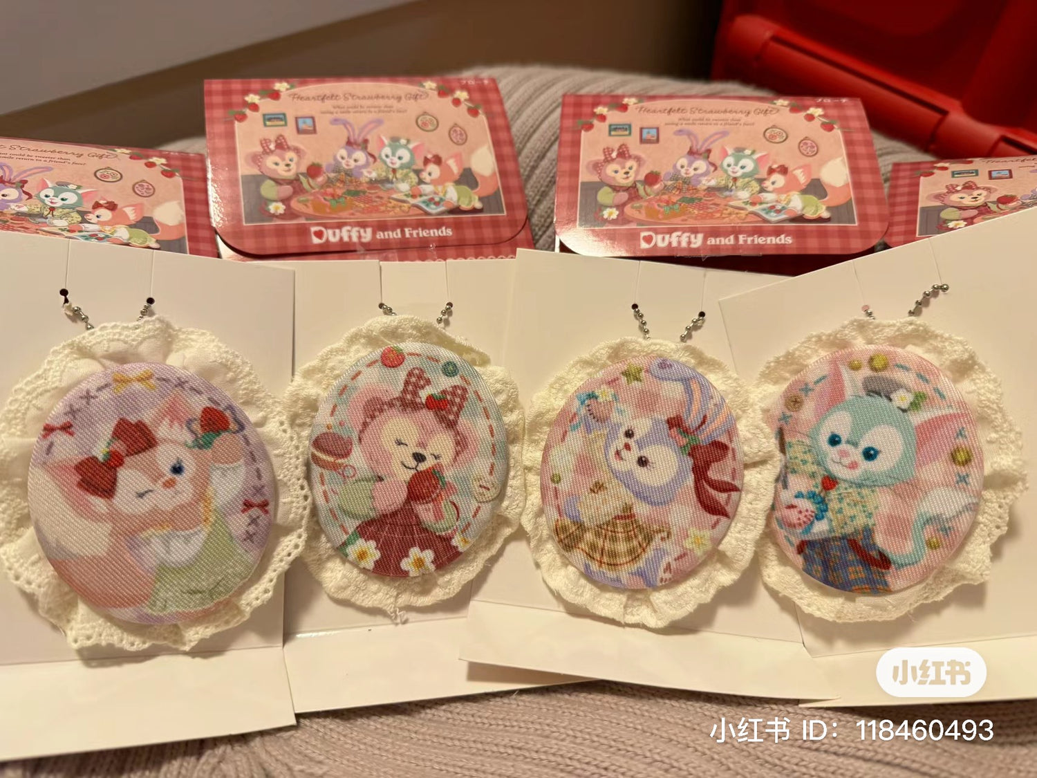 Disney迪士尼｜东迪草莓情人节限定布制蕾丝边徽章盲盒/胸针/也可当挂饰/共5种｜1枚入