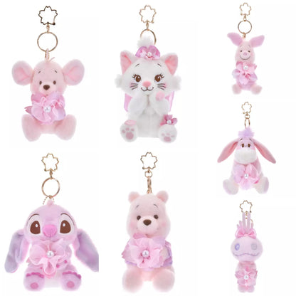 Disney迪士尼｜Cherry Blossom Sakura 2025Collection Mascot Keychain 东迪2025年限定樱花粉坐姿可爱角色毛绒玩偶钥匙扣挂件/包挂/樱花造型钥匙圈｜ 约高 12 x 宽 10 x 深 12.5 (cm)