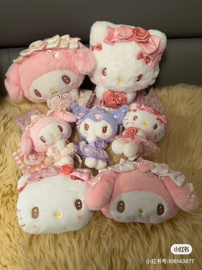 Sanrio三丽鸥｜Mascot Holder /Dolly Rose多莉玫瑰限量系列手捧花毛绒玩偶挂件/包挂｜约10.5×8×13cm