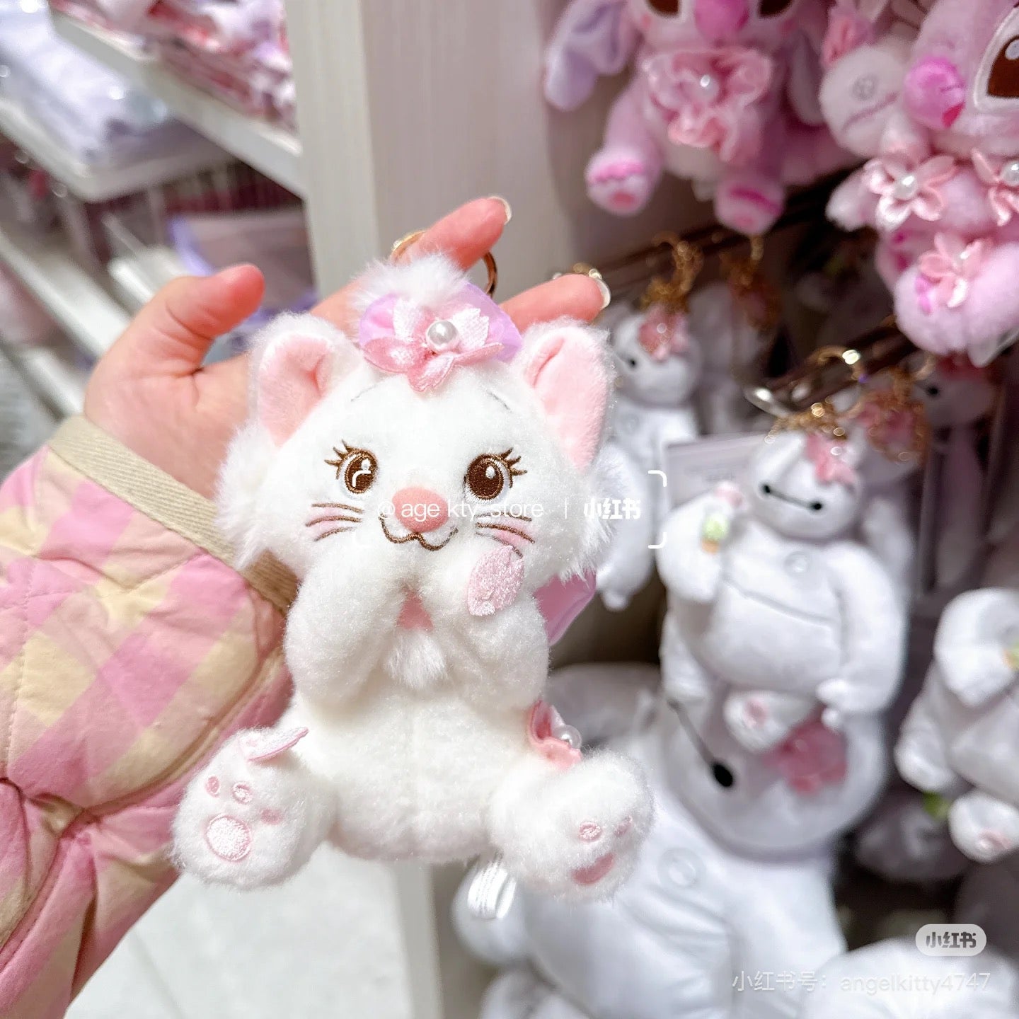 Disney迪士尼｜Cherry Blossom Sakura 2025Collection Mascot Keychain 东迪2025年限定樱花粉坐姿可爱角色毛绒玩偶钥匙扣挂件/包挂/樱花造型钥匙圈｜ 约高 12 x 宽 10 x 深 12.5 (cm)