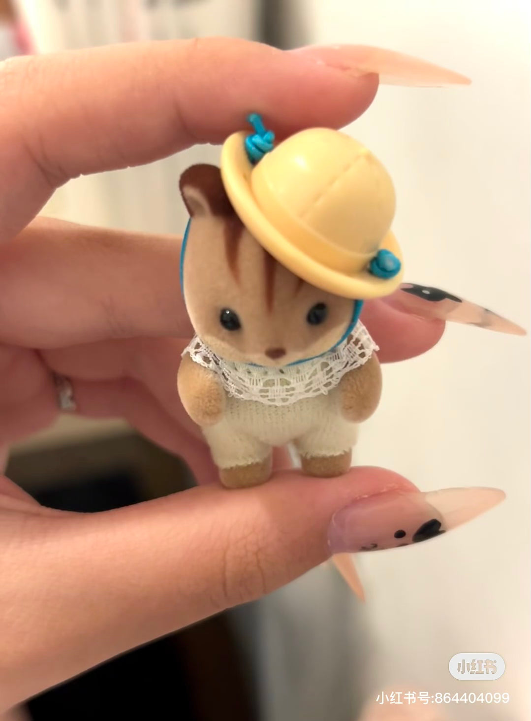 SylvanianFamilies森贝儿家族｜Walnut Squirrel Baby 核桃松鼠宝宝包包帽子站宝套装/四肢可动/玩具/过家家5406