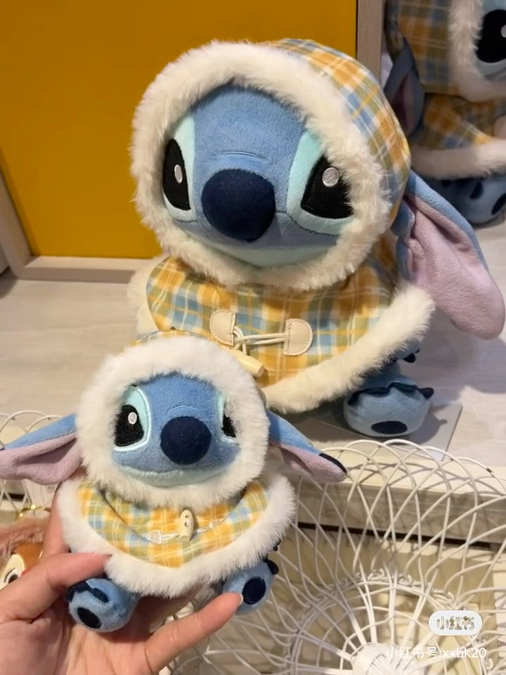 Disney迪士尼｜Winter Jacket Doll东迪冬日限定格纹大衣斗篷坐姿毛绒玩偶钥匙扣挂件/包挂｜约高 14 x 宽 14 x 深 9(cm)