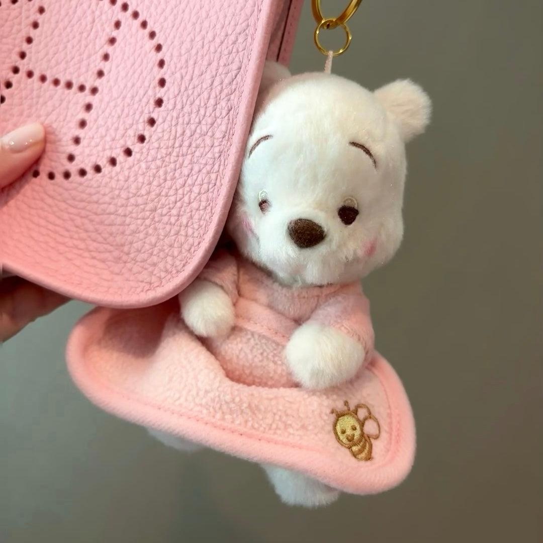 Disney｜2023 Winnie the pooh小熊维尼White pooh白色冬日东京限定粉色抱毯挂件｜約 高11.5 x 寬 9.5 x 深 9(cm)