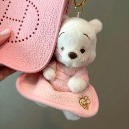 Disney｜2023 Winnie the pooh小熊维尼White pooh白色冬日东京限定粉色抱毯挂件｜約 高11.5 x 寬 9.5 x 深 9(cm)