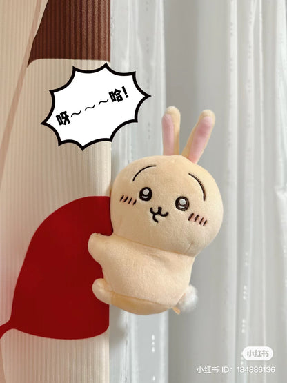 Chiikawa 吉伊卡哇｜侧身抱抱夹子公仔/玩偶/可当摆件可放置少量文具/可夹着当挂件｜約H130×W100×D70mm