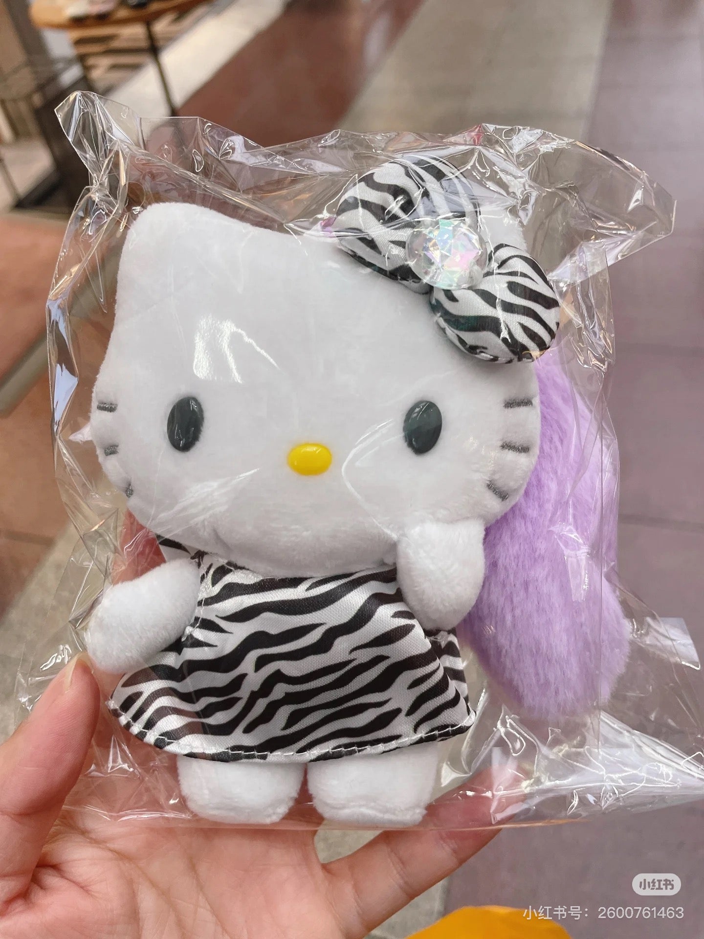 Hello Kitty凯蒂猫｜Sanrio Mascot Keychain with Tail / Gogo Gal Collection Leopard毛茸茸尾巴系列爱心扣豹纹凯蒂猫玩偶挂件/包挂｜约9.5×5.5×13.5cm