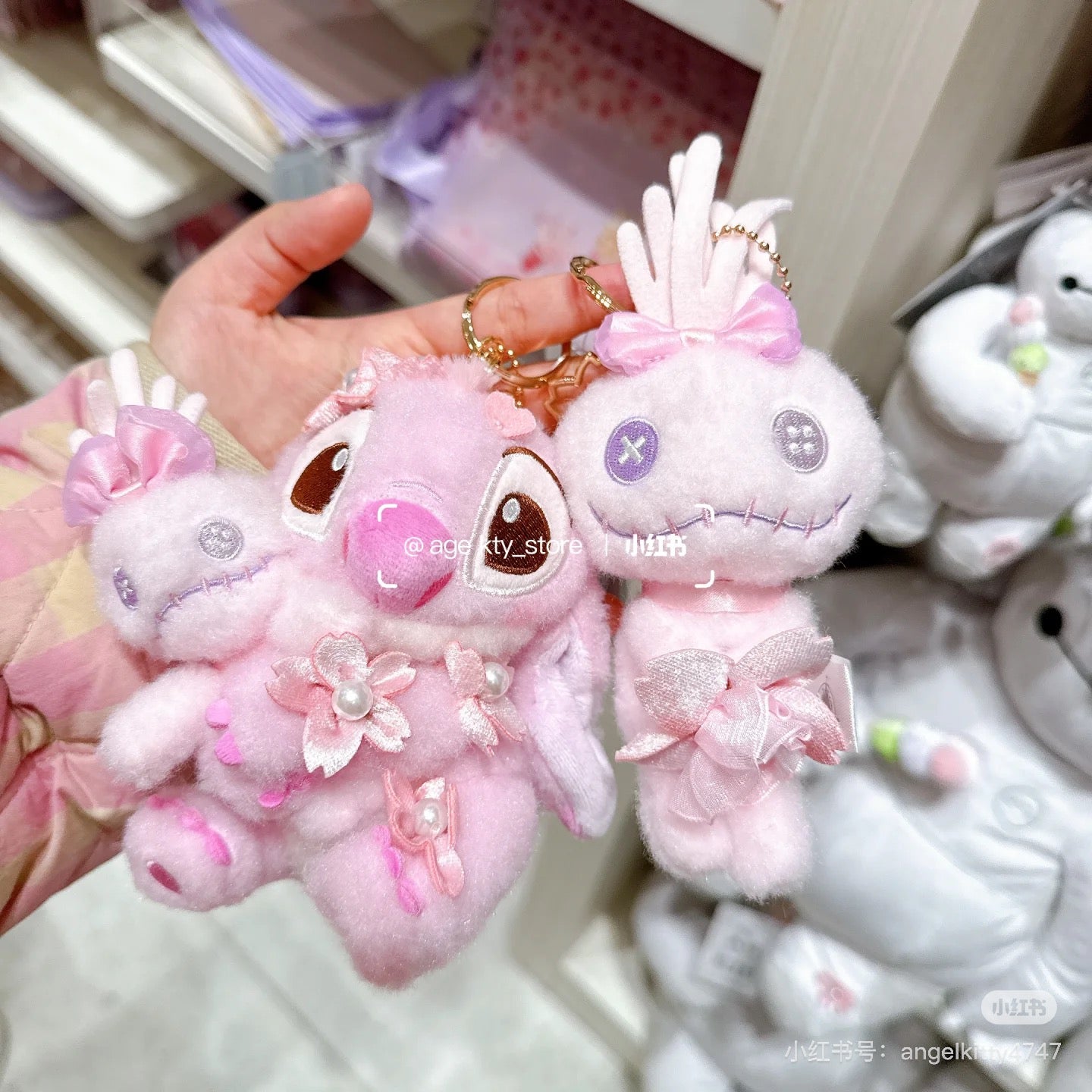 Disney迪士尼｜Cherry Blossom Sakura 2025Collection Mascot Keychain 东迪2025年限定樱花粉坐姿可爱角色毛绒玩偶钥匙扣挂件/包挂/樱花造型钥匙圈｜ 约高 12 x 宽 10 x 深 12.5 (cm)