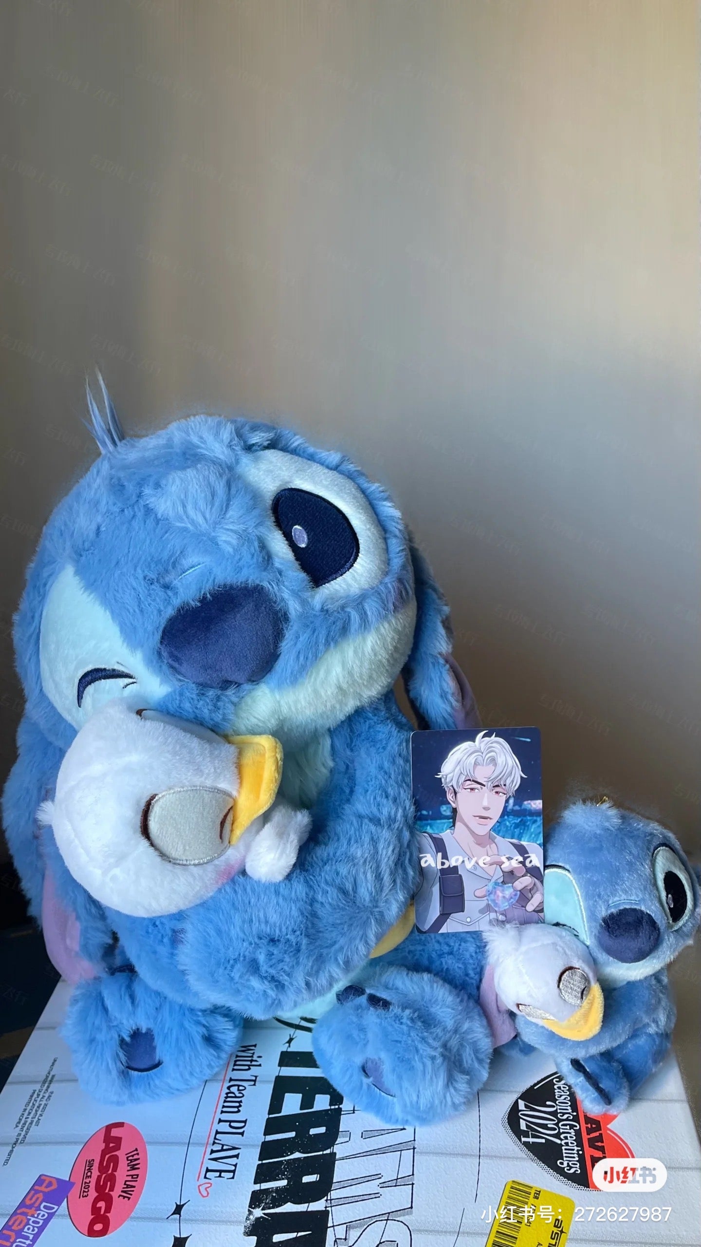 Disney迪士尼｜限定史迪仔生日系列抱鸭鸭公仔/玩偶｜約 高さ31×幅24×奥行き21cm