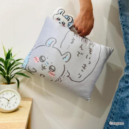 Chiikawa 吉伊卡哇｜治愈系可爱抱枕/脸从左上角露出来的设计/配有手柄随身携带｜约宽 39 x 深 28 x 高长 9 cm