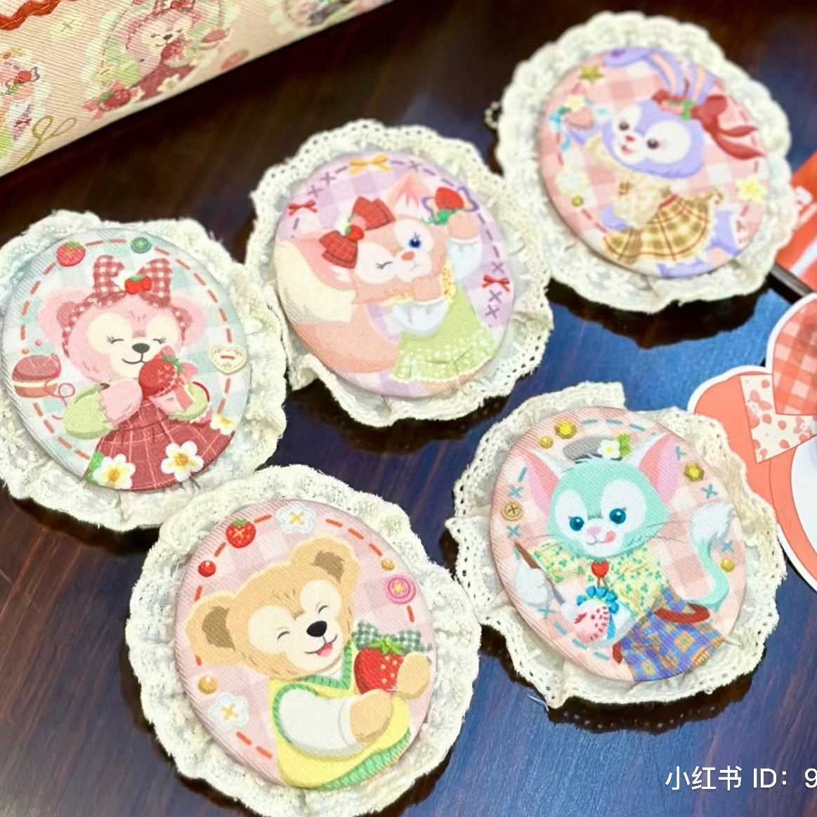 Disney迪士尼｜东迪草莓情人节限定布制蕾丝边徽章盲盒/胸针/也可当挂饰/共5种｜1枚入