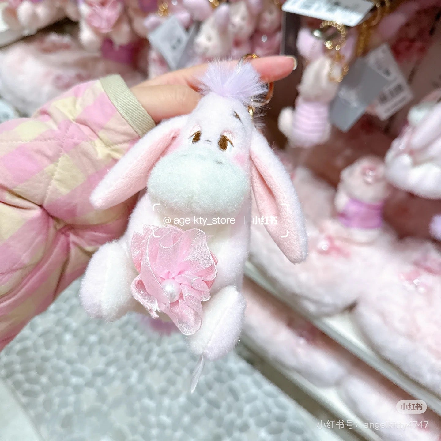 Disney迪士尼｜Cherry Blossom Sakura 2025Collection Mascot Keychain 东迪2025年限定樱花粉坐姿可爱角色毛绒玩偶钥匙扣挂件/包挂/樱花造型钥匙圈｜ 约高 12 x 宽 10 x 深 12.5 (cm)