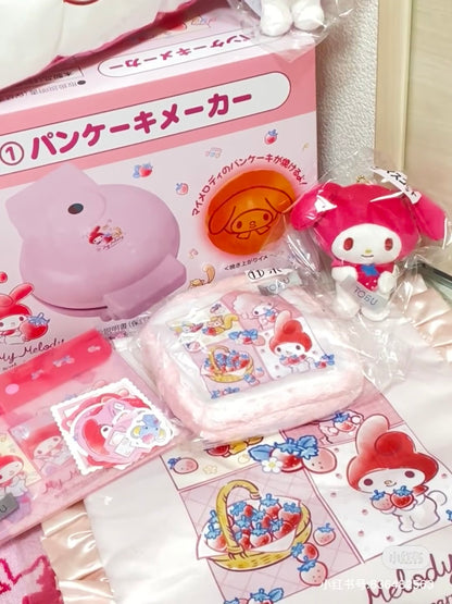 Sanrio三丽鸥｜My Melody Birthday 50th Anniversary美乐蒂50周年限定草莓一番赏/公仔/大脸玩偶手提包/玩偶挂件/松饼机/气垫梳/盘子/马克杯/化妆包/毛小毛巾/贴纸｜1次