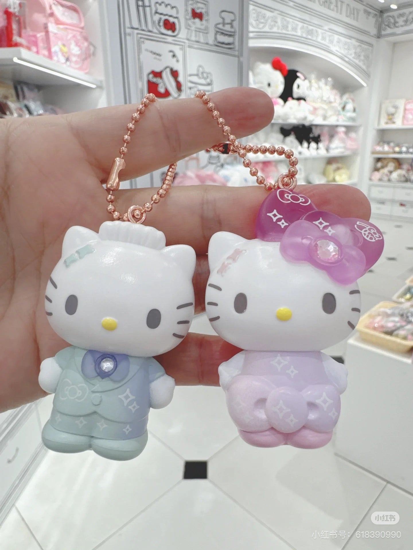 HelloKitty凯蒂猫｜Birthday 50th The Fashionable Ribbons Sanrio Blindbag 50周年生日限定彩虹水钻蝴蝶结吊饰挂件盲盒/全8种｜1枚入