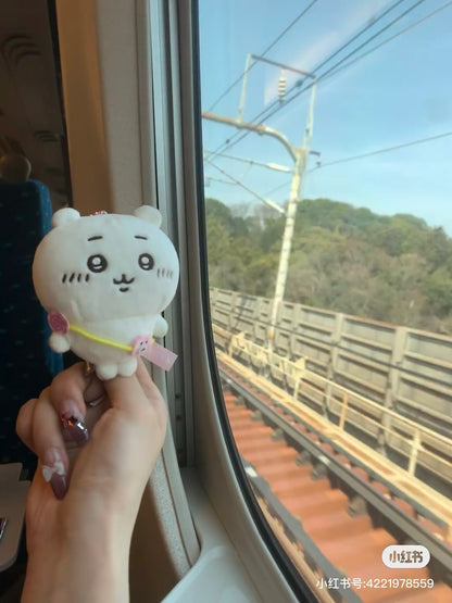 Chiikawa 吉伊卡哇｜Looking forward to going out! Mochitto Puchi MiniMascot背小包包出游系列毛绒挂件/包挂｜约 H135 x W90 x D55mm