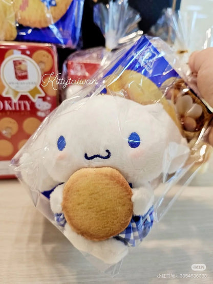Sanrio三丽鸥｜Morinaga × Sanrio Collaboration Biscuit &amp; Mascot Holder森永联名饼干+毛绒玩偶挂件/包挂｜约 23.0 x 13.2 x 12.1cm【25.07】
