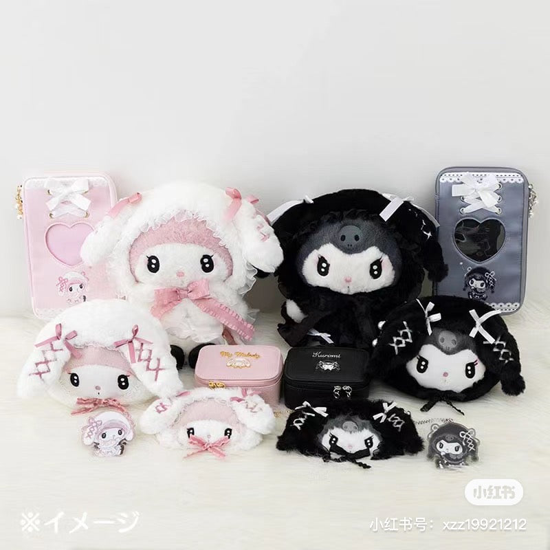 Sanrio｜第三代暗黑地雷限定毛绒化妆包/印花防水内里/珍珠拉链头｜约20×10×14cm