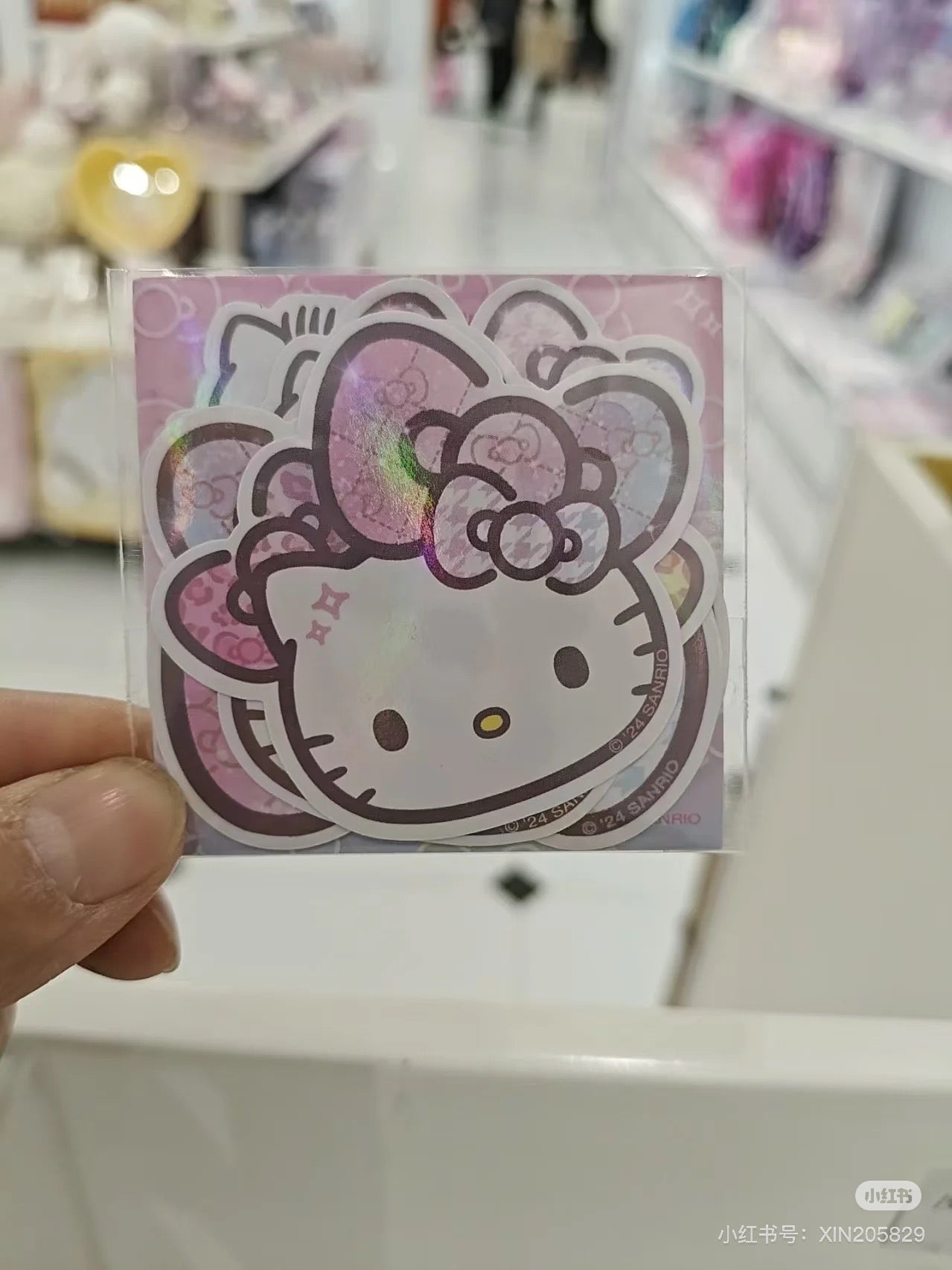 HelloKitty凯蒂猫｜Sticker w/ Pouch Birthday 50th The Fashionable Ribbons Sanrio50周年生日限定PVC镭射/极光透明爱心扣迷你零钱包+贴纸套装｜约W8×D1.5×H7cm