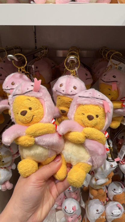Disney迪士尼｜东迪2025蛇年限定粉色pooh噗噗维尼挂件/包挂/可脱帽｜約高さ15.5×幅8×奥行き8(cm)