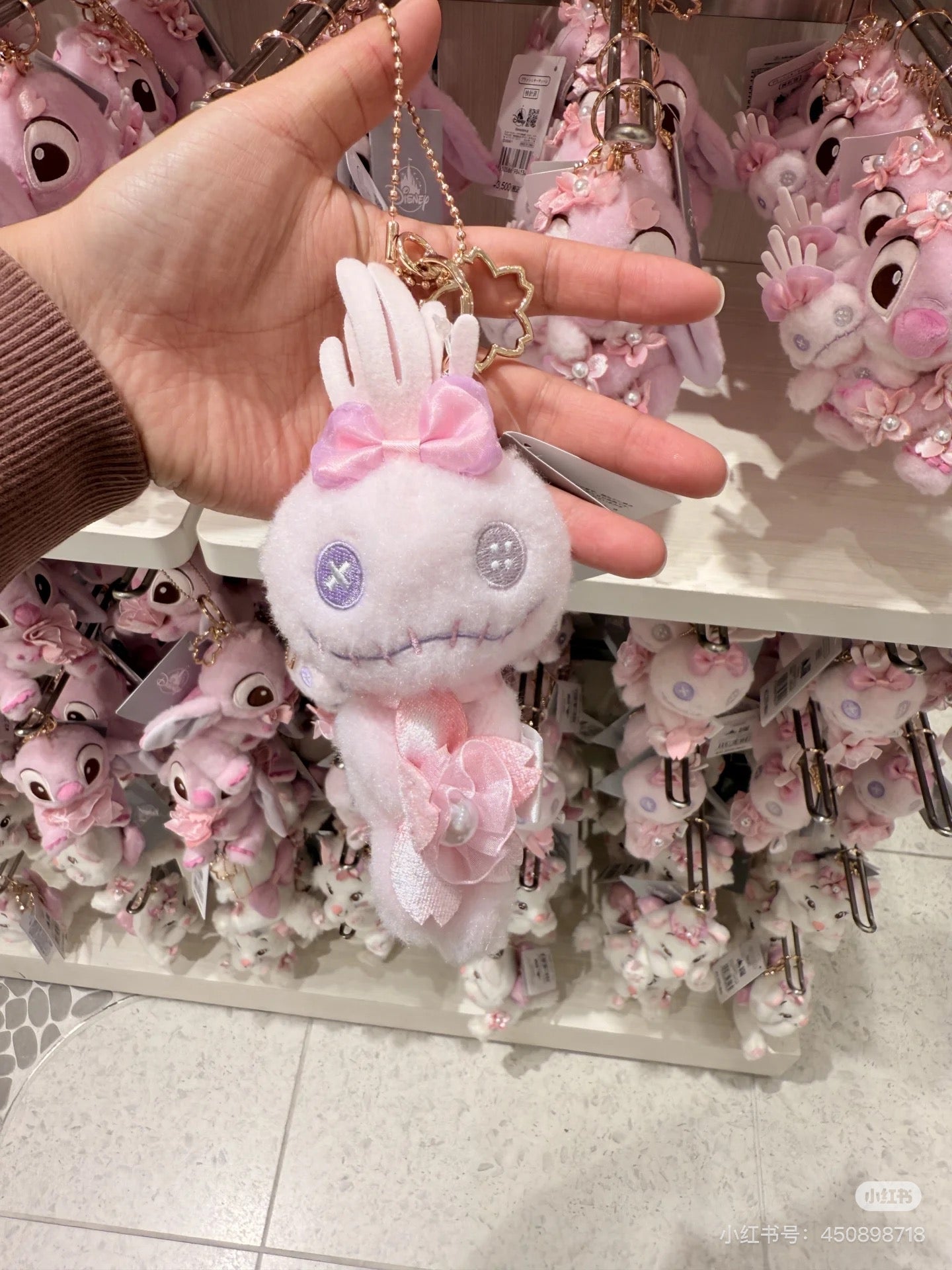 Disney迪士尼｜Cherry Blossom Sakura 2025Collection Mascot Keychain 东迪2025年限定樱花粉坐姿可爱角色毛绒玩偶钥匙扣挂件/包挂/樱花造型钥匙圈｜ 约高 12 x 宽 10 x 深 12.5 (cm)