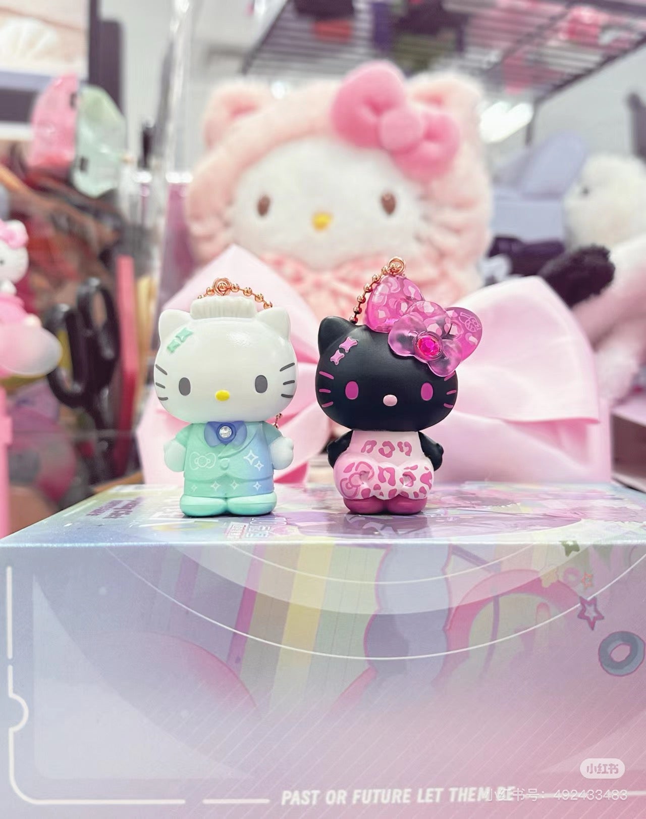 HelloKitty凯蒂猫｜Birthday 50th The Fashionable Ribbons Sanrio Blindbag 50周年生日限定彩虹水钻蝴蝶结吊饰挂件盲盒/全8种｜1枚入
