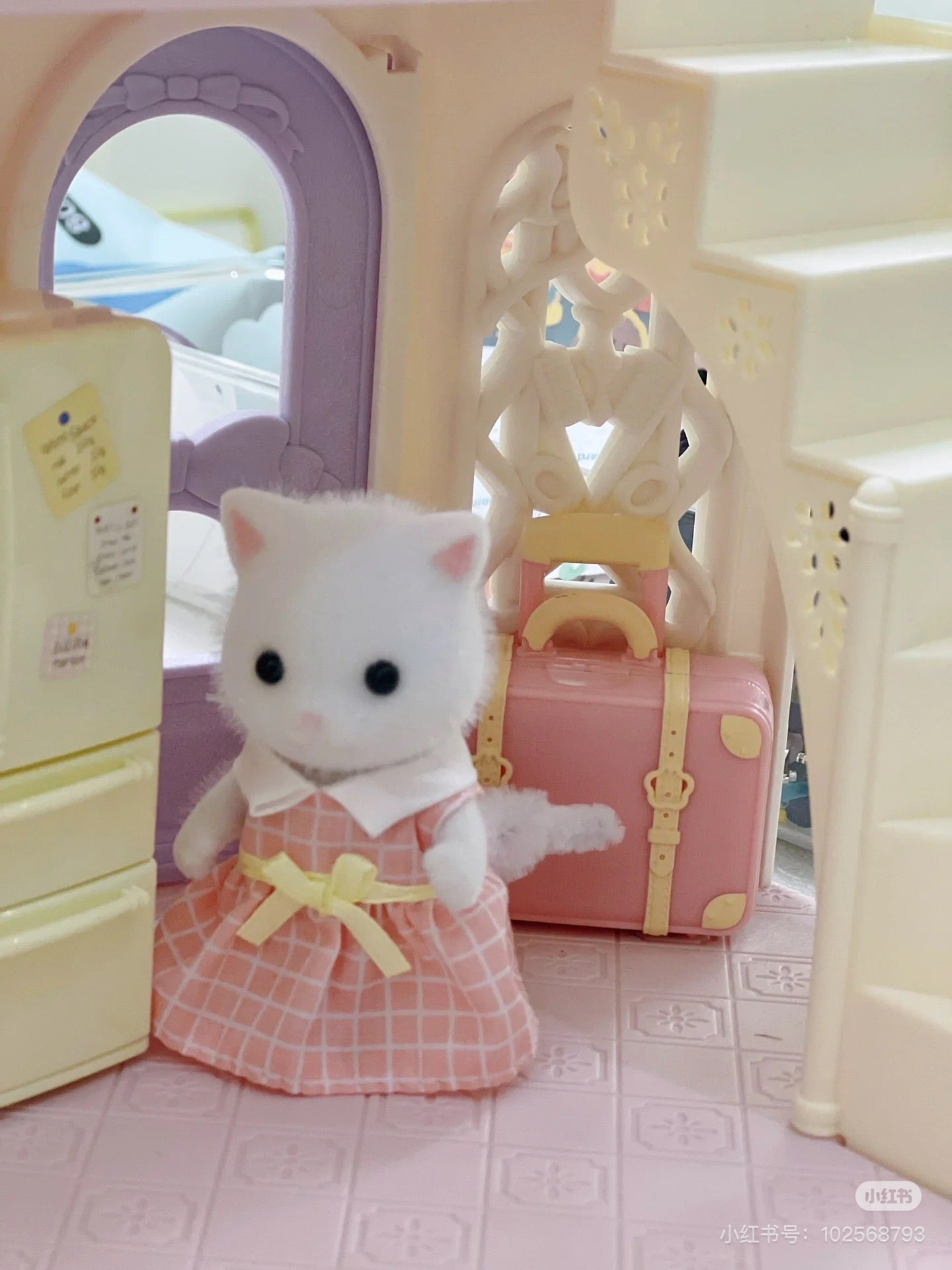 SylvanianFamilies森贝儿家族｜ White Persian Cat Girl Doll 波斯猫粉色格子裙植绒站宝/玩具/过家家