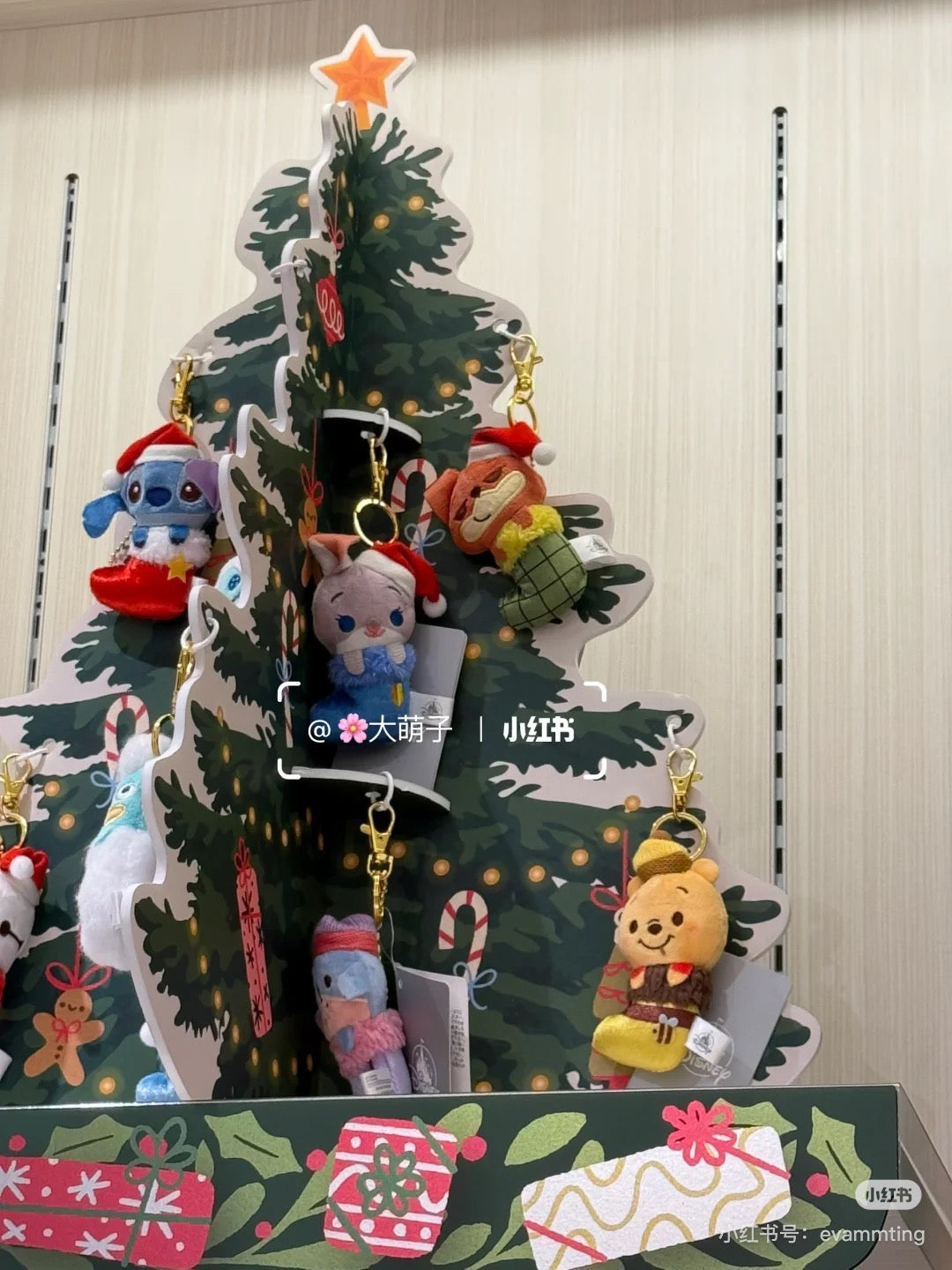 Disney迪士尼｜Winnie The Pooh Eeyore Stitch Scrump Judy Nick BayMax Christmas2024东迪冬日圣诞限定系列可爱角色袜子挂件/包挂/圣诞树装饰｜约3 x 15 x 6 cm