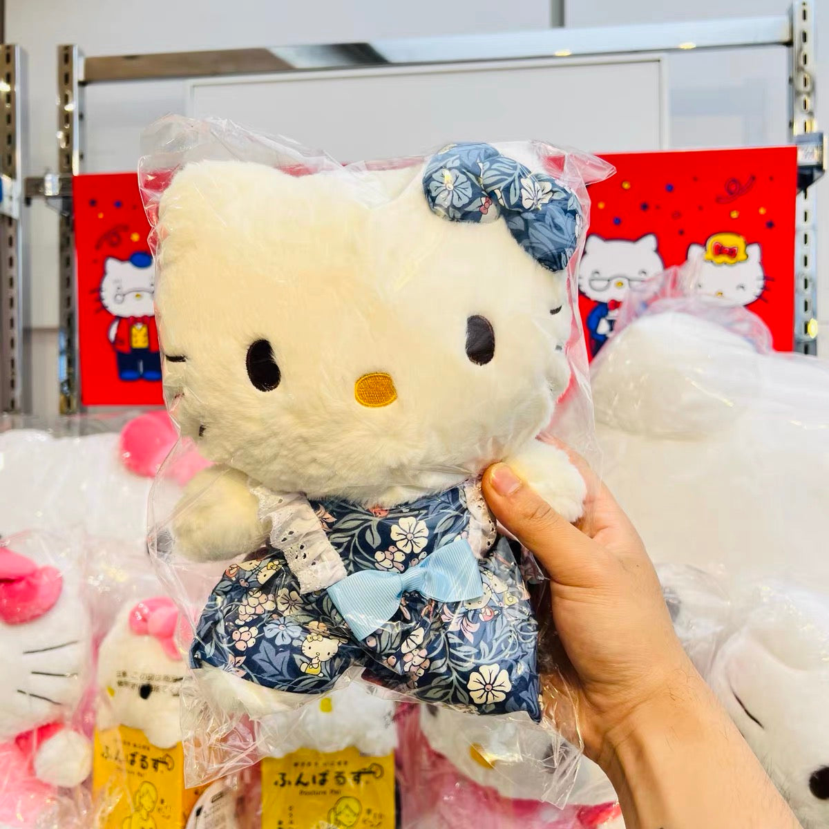 Hello kitty凯蒂猫｜小碎花系列裙裙玩偶/公仔/裙子上也有kitty图案｜约H22×W19×D15cm