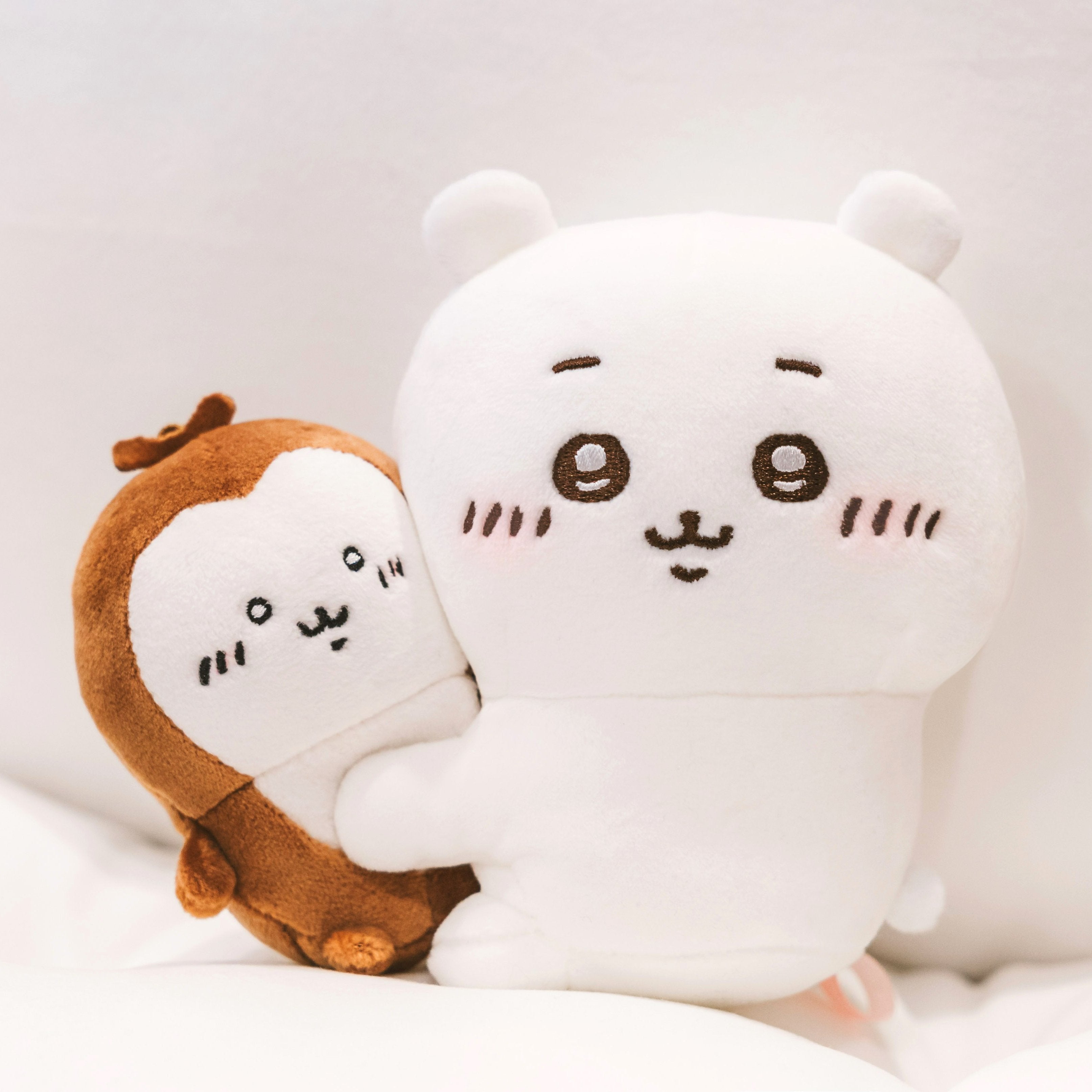 Chiikawa 吉伊卡哇｜侧身抱抱夹子公仔/玩偶/可当摆件可放置少量文具/可夹着当挂件｜約H130×W100×D70mm