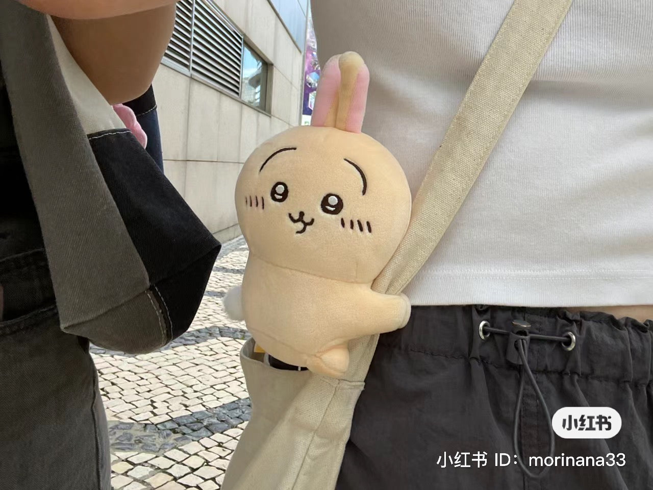 Chiikawa 吉伊卡哇｜侧身抱抱夹子公仔/玩偶/可当摆件可放置少量文具/可夹着当挂件｜約H130×W100×D70mm