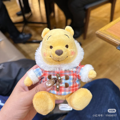 Disney迪士尼｜Winter Jacket Doll东迪冬日限定格纹大衣斗篷坐姿毛绒玩偶钥匙扣挂件/包挂｜约高 14 x 宽 14 x 深 9(cm)