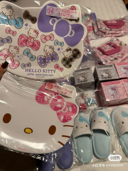 Sanrio三丽鸥｜Hello Kitty凯蒂猫50周年一番赏抽奖/蝴蝶结抱枕/超大棉花公仔/化妆包/手提包/家居拖鞋/玩偶挂件/杯碟等｜1次