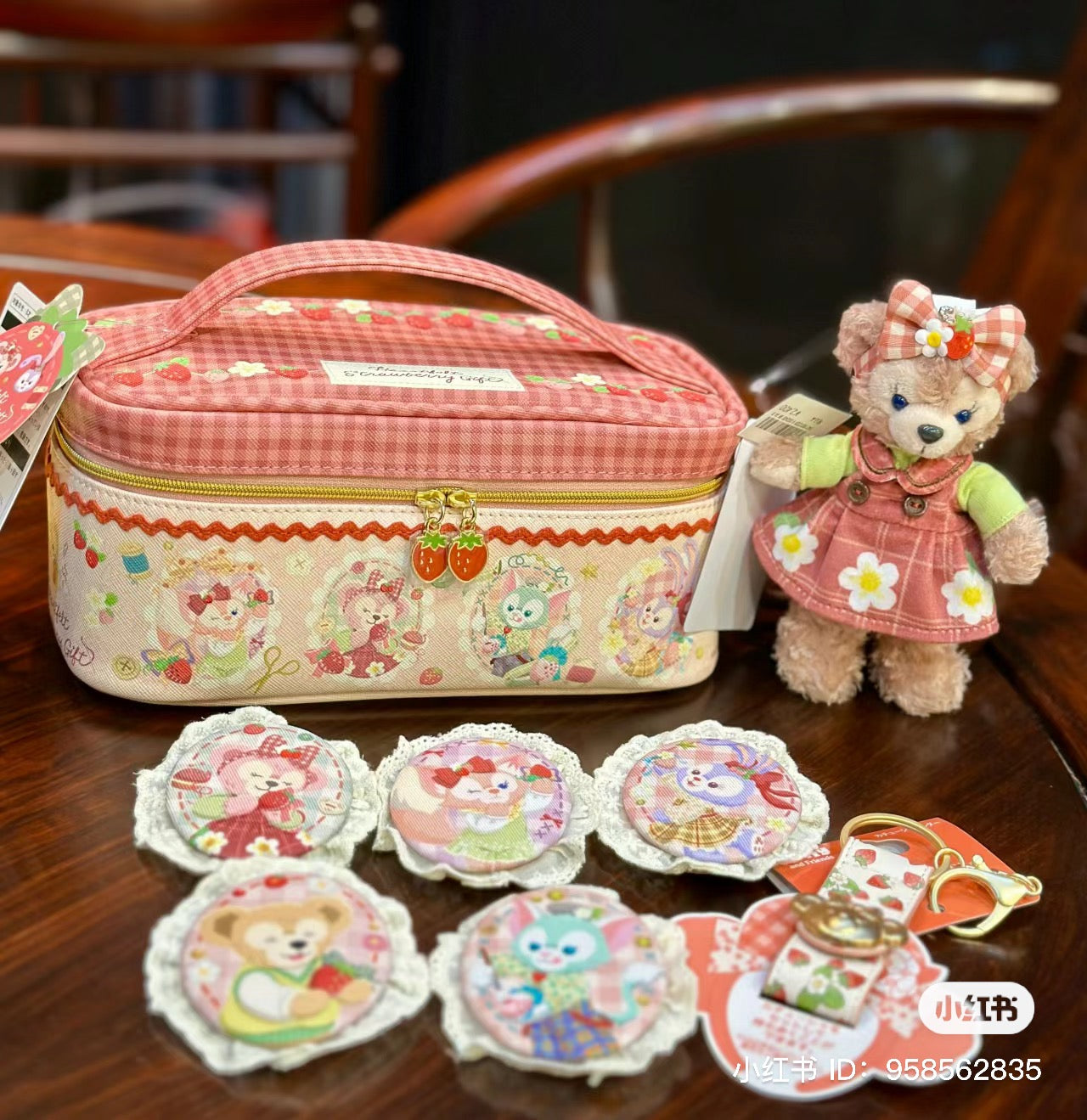 Disney迪士尼｜东迪草莓情人节限定布制蕾丝边徽章盲盒/胸针/也可当挂饰/共5种｜1枚入