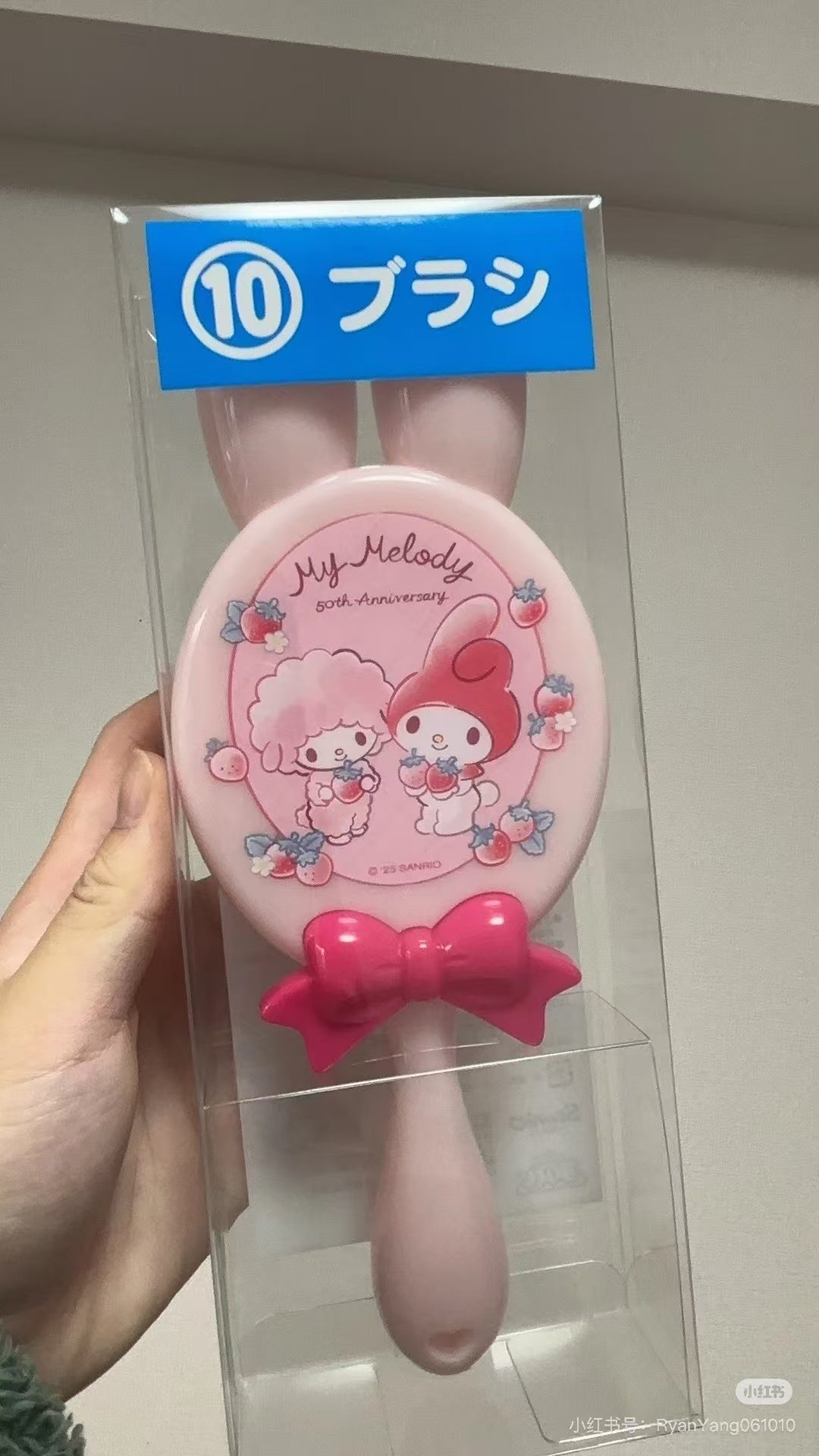 Sanrio三丽鸥｜My Melody Birthday 50th Anniversary美乐蒂50周年限定草莓一番赏/公仔/大脸玩偶手提包/玩偶挂件/松饼机/气垫梳/盘子/马克杯/化妆包/毛小毛巾/贴纸｜1次