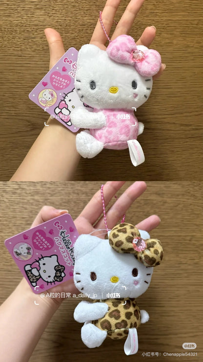 Hello Kitty凯蒂猫｜ Sanrio Hug Mascot / Gogo Gal Collection Leopard侧坐豹纹水钻蝴蝶结毛绒玩偶挂件/包挂｜约8×5×11cm