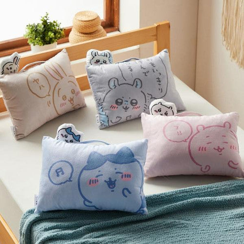 Chiikawa 吉伊卡哇｜治愈系可爱抱枕/脸从左上角露出来的设计/配有手柄随身携带｜约宽 39 x 深 28 x 高长 9 cm