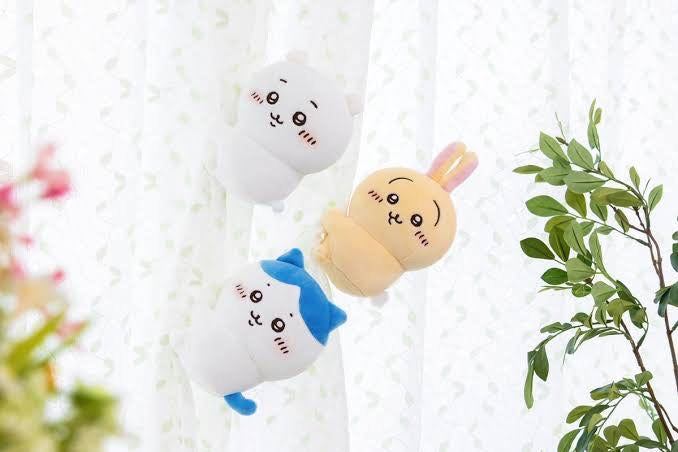 Chiikawa 吉伊卡哇｜侧身抱抱夹子公仔/玩偶/可当摆件可放置少量文具/可夹着当挂件｜約H130×W100×D70mm