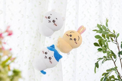 Chiikawa 吉伊卡哇｜侧身抱抱夹子公仔/玩偶/可当摆件可放置少量文具/可夹着当挂件｜約H130×W100×D70mm