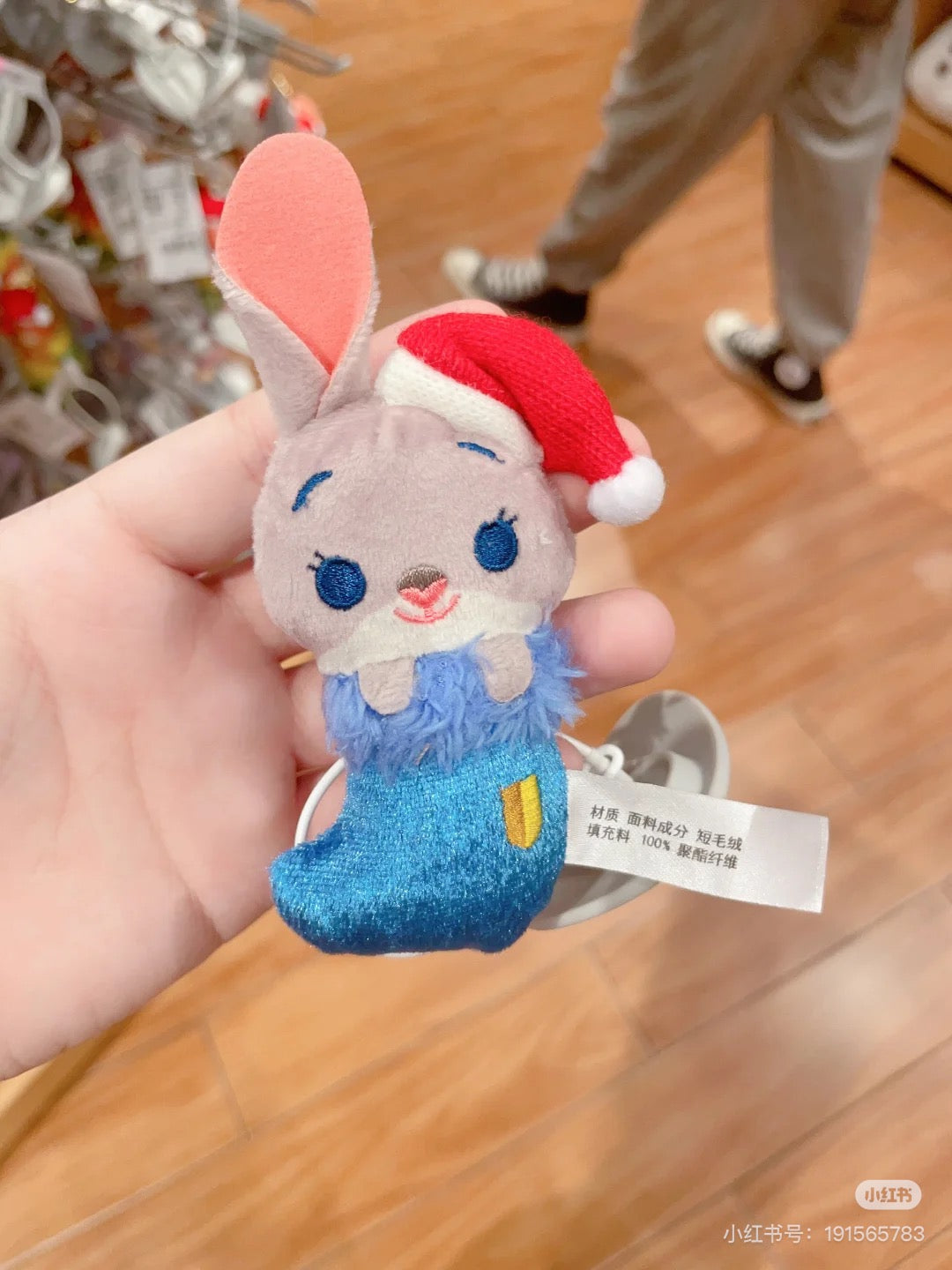 Disney迪士尼｜Winnie The Pooh Eeyore Stitch Scrump Judy Nick BayMax Christmas2024东迪冬日圣诞限定系列可爱角色袜子挂件/包挂/圣诞树装饰｜约3 x 15 x 6 cm