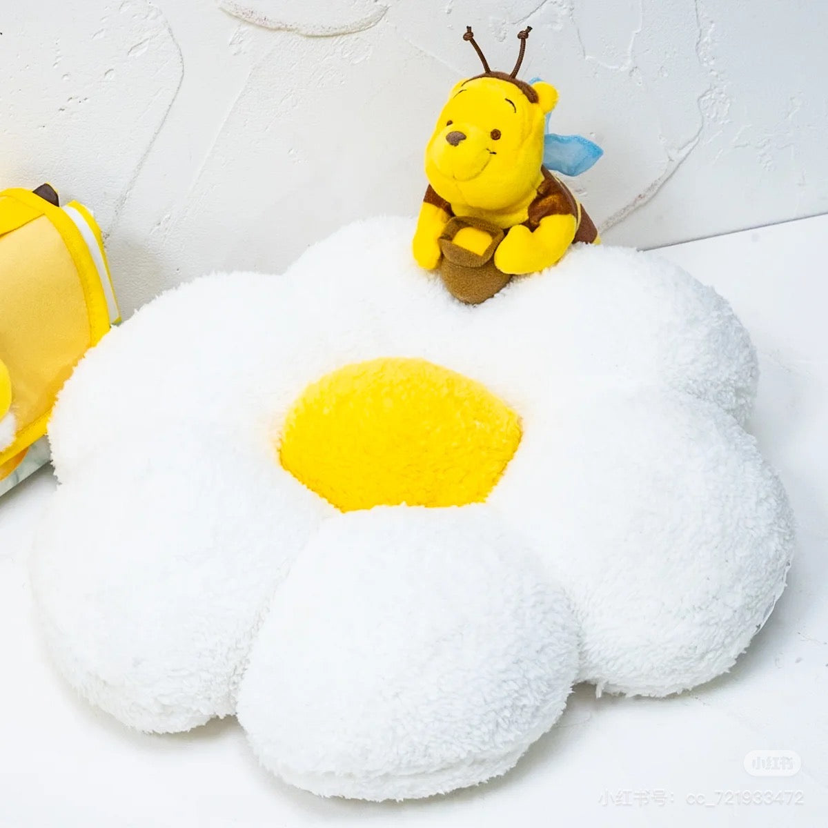 Disney｜2024 HONEY DAY Winnie the Pooh Cushion蜜蜂维尼花花抱枕/坐垫｜約縦37×横36×厚み16(cm)