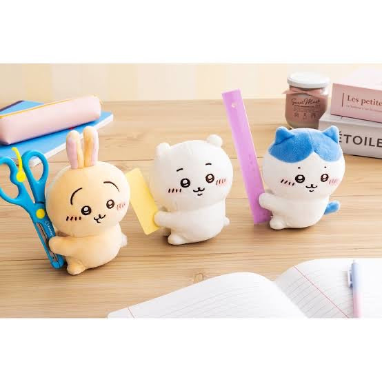 Chiikawa 吉伊卡哇｜侧身抱抱夹子公仔/玩偶/可当摆件可放置少量文具/可夹着当挂件｜約H130×W100×D70mm