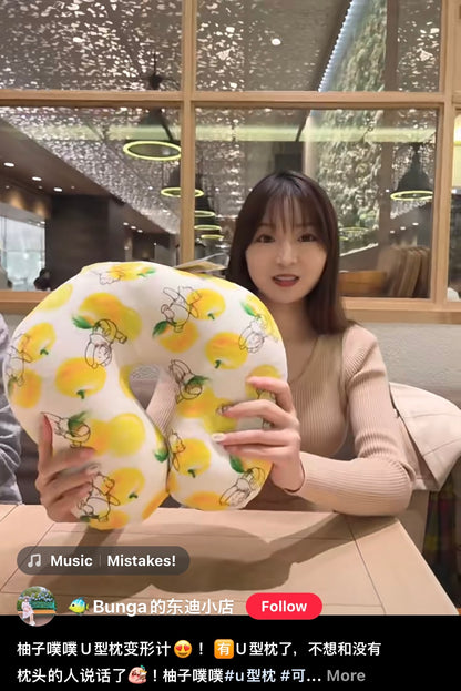 Disney｜柚子噗噗2023限定小熊维尼毛绒u型枕公仔/2way｜収納時:高さ約31×幅18×奥行き22(cm)