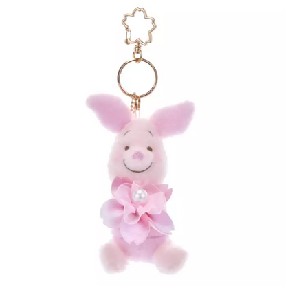 Disney迪士尼｜Cherry Blossom Sakura 2025Collection Mascot Keychain 东迪2025年限定樱花粉坐姿可爱角色毛绒玩偶钥匙扣挂件/包挂/樱花造型钥匙圈｜ 约高 12 x 宽 10 x 深 12.5 (cm)