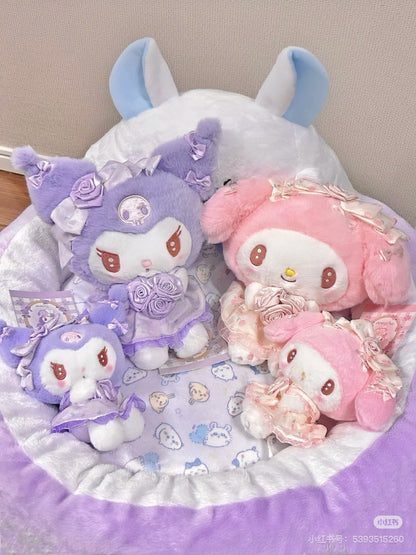 Sanrio三丽鸥｜Mascot Holder /Dolly Rose多莉玫瑰限量系列手捧花毛绒玩偶挂件/包挂｜约10.5×8×13cm