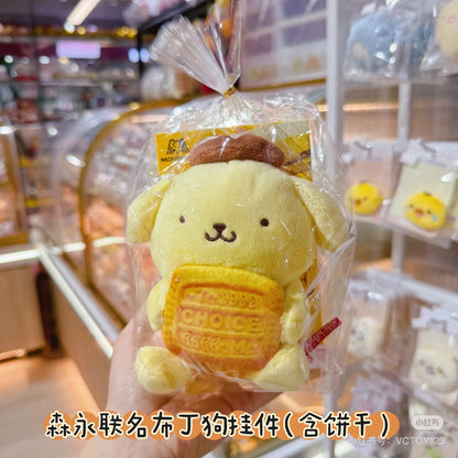 Sanrio三丽鸥｜Morinaga × Sanrio Collaboration Biscuit &amp; Mascot Holder森永联名饼干+毛绒玩偶挂件/包挂｜约 23.0 x 13.2 x 12.1cm【25.07】
